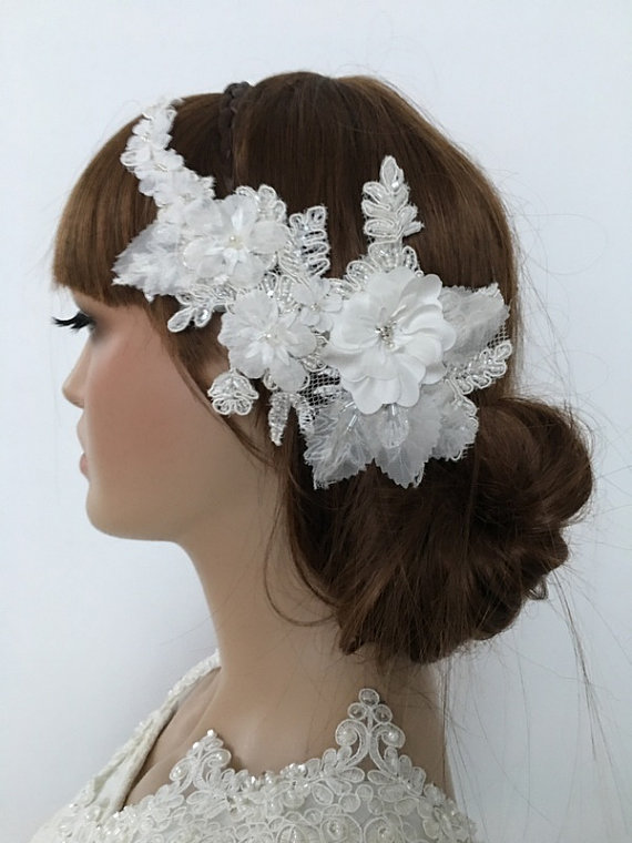 Свадьба - Bridal Lace Hair Comb, ivory Floral Wedding Headpiece, Bridal Lace Fascinator, lace Comb, Lace hair, Wedding Hair, Bridal Hair, Accessories