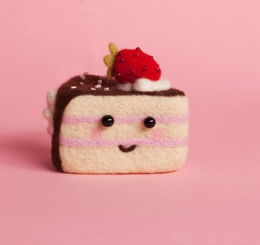 زفاف - Cake with strawberry, needle felted cake, dessert with strawberry, smiling cake, woollen cake