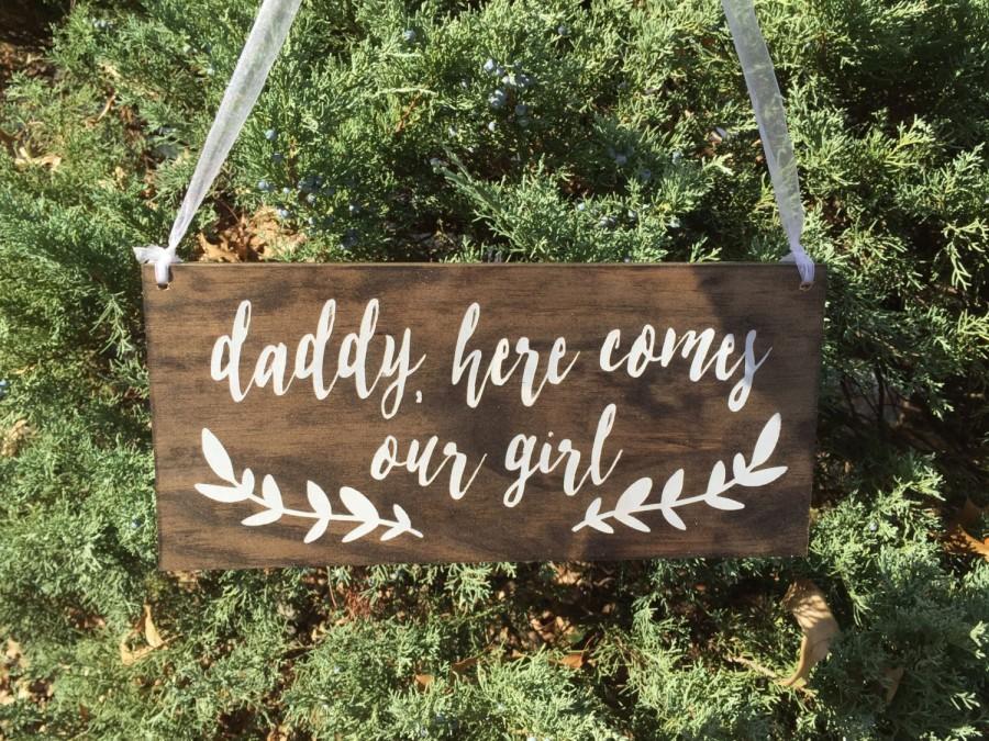Hochzeit - Here comes the Bride, wedding signs, Daddy here comes our girl, flower girl sign, ring bearer sign, rustic wedding signage, rustic sign,