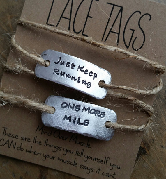 Mariage - personalized running shoe tags {SINGLE or SETofTWO}  . {lace tags} running shoe tags . runners gift .  triathlete gift . fitness inspiration