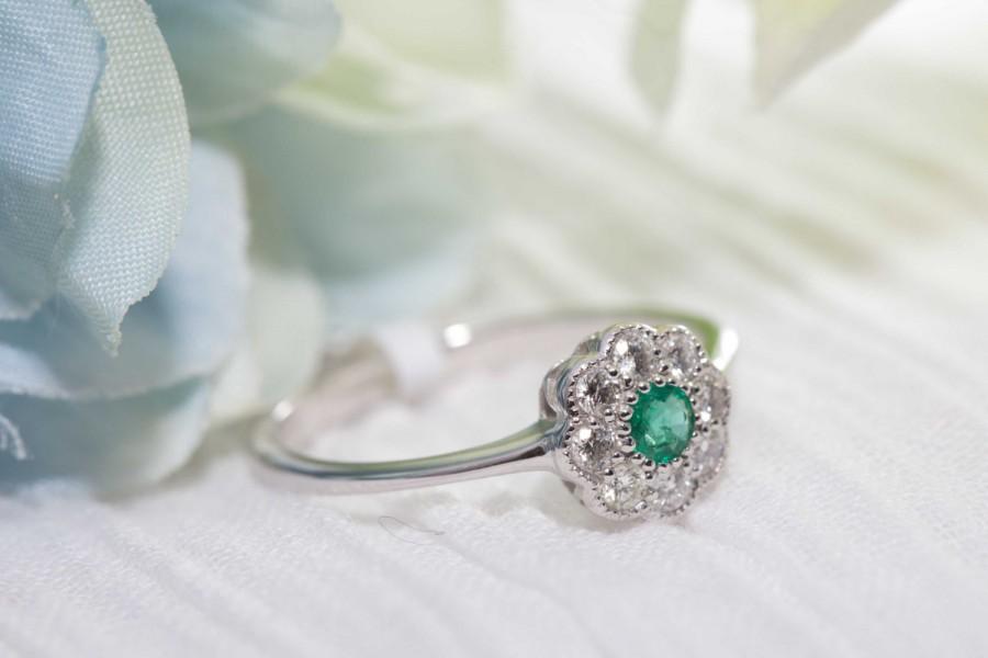 Hochzeit - Victorian style daisy cluster diamond and emerld ring/ Daisy Ring/ Emerald Diamond Ring/ Flower Ring/ Wedding/ Engagement