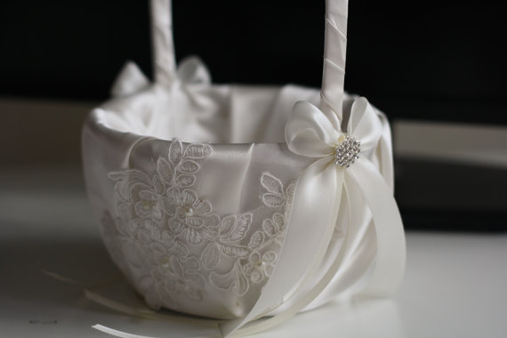 Свадьба - Lace Wedding Basket  Off-white Ring Bearer Pillow  Lace Flower Girl Basket  Ivory Lace Wedding Bearer Pillow  lace Pillow basket set