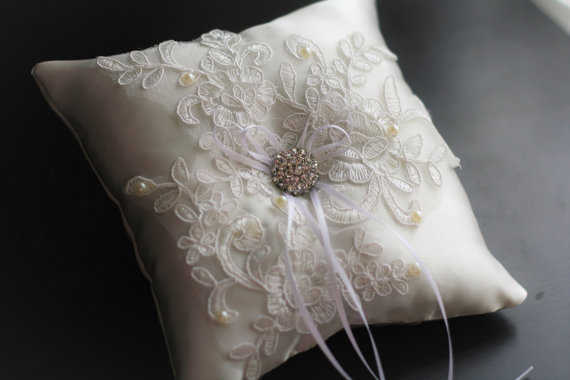 Mariage - Ivory Ring Bearer Pillow  Lace wedding pillow, Lace wedding basket  Marriage Ring Holder  Bridal Accessories  flower girl basket