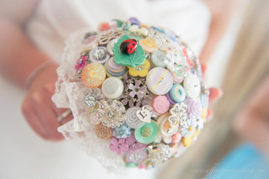 زفاف - A Summers Day Vintage Brooch, Jewellery and Button Wedding Bouquet in Pastels