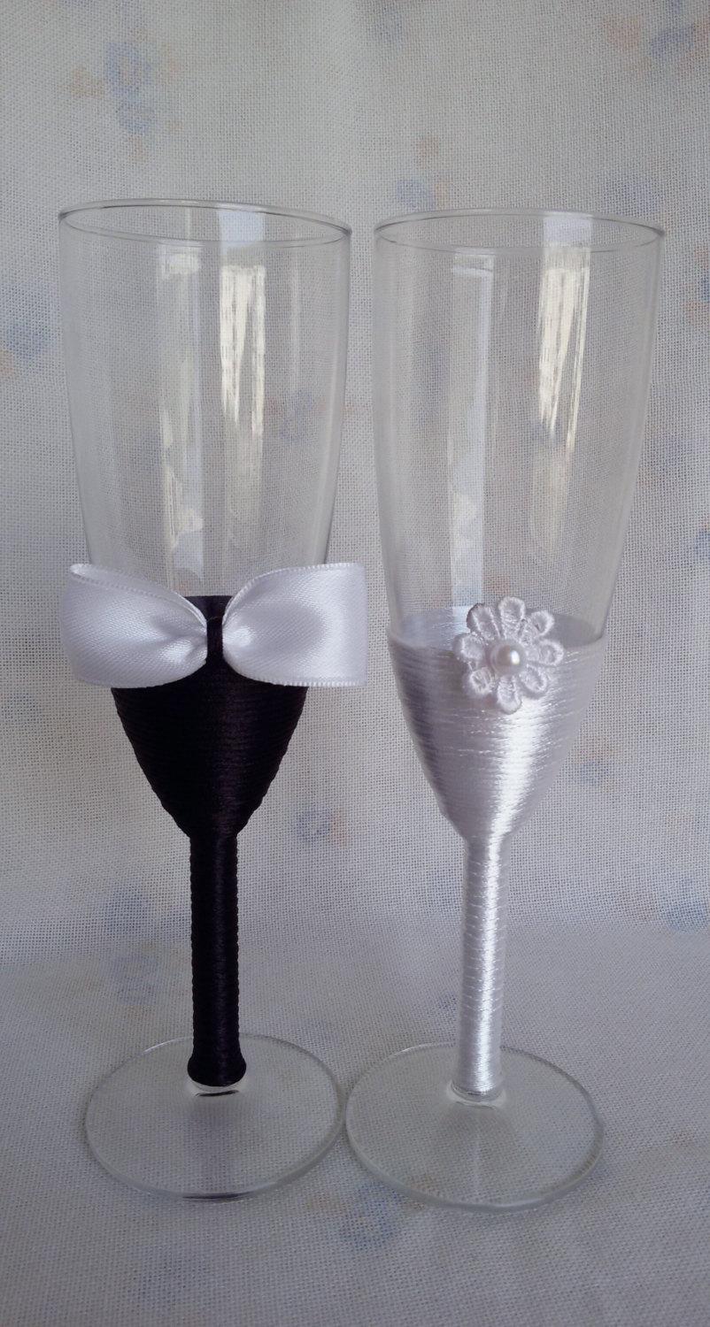Hochzeit - Elegant wedding champagne glasses, white and black wedding flutes, Bride and Groom wedding glasses, elegant wedding toasting flutes