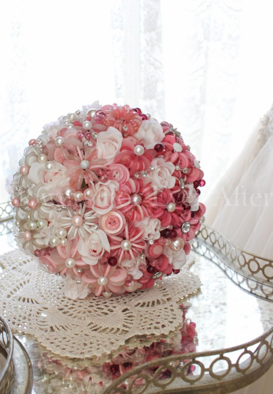 زفاف - Shirley, Hombre Pink to White Unique Button Bridal Bouquet