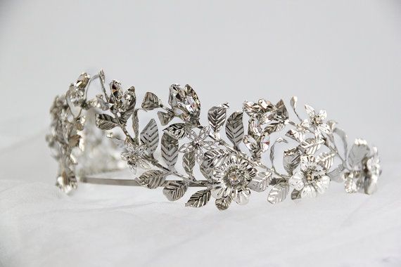 Свадьба - Bridal Tiara Wedding Crown Leaf Headband Silver Tiara Bridal Leaf Crown Grecian Wreath Laurel Wedding Goddess Headpiece Crystal Tiara