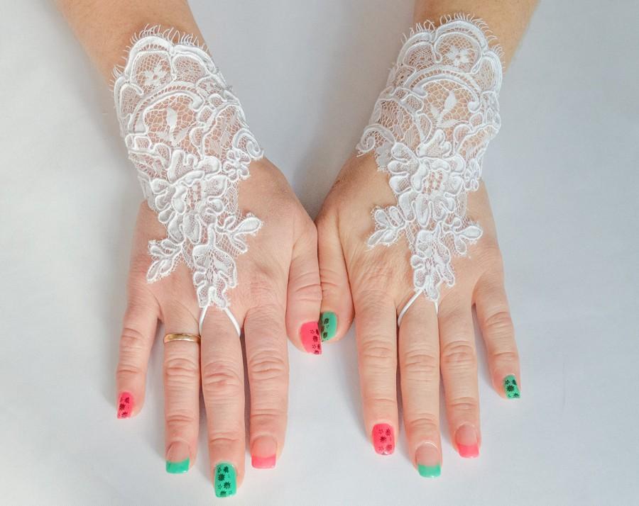 Hochzeit - Lace gloves FREE SHIPPING, white wedding gloves, bridal gloves, evening gloves, prom gloves 5.5"