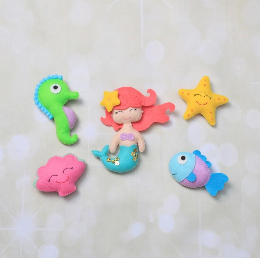 Hochzeit - Little mermaid and friends felt set - crib mobile/ hanging toys/ fridge magnets/ cake toppers - pack of 5