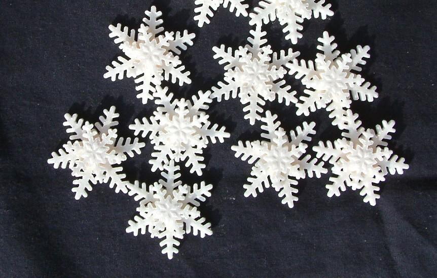 Hochzeit - Edible Gum Paste Snowflakes Medium Size "Ready to Go Now"