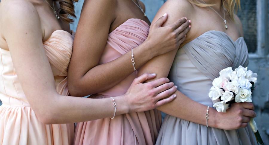 Hochzeit - Infinity Pearl Bracelet/Wedding Bracelet/ Bridesmaid Gift/ Best Friend gift/ Mother of the Bride/ Bridesmaid Jewelry/ Bridal Jewelry/