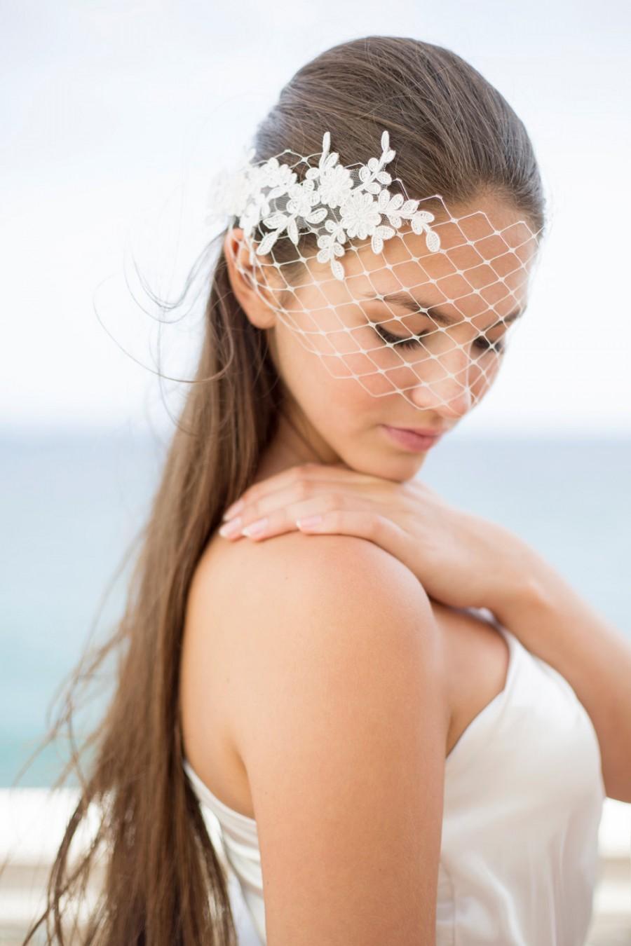 Mariage - Bridal petite bandeau veil with floral lace, white wedding veil