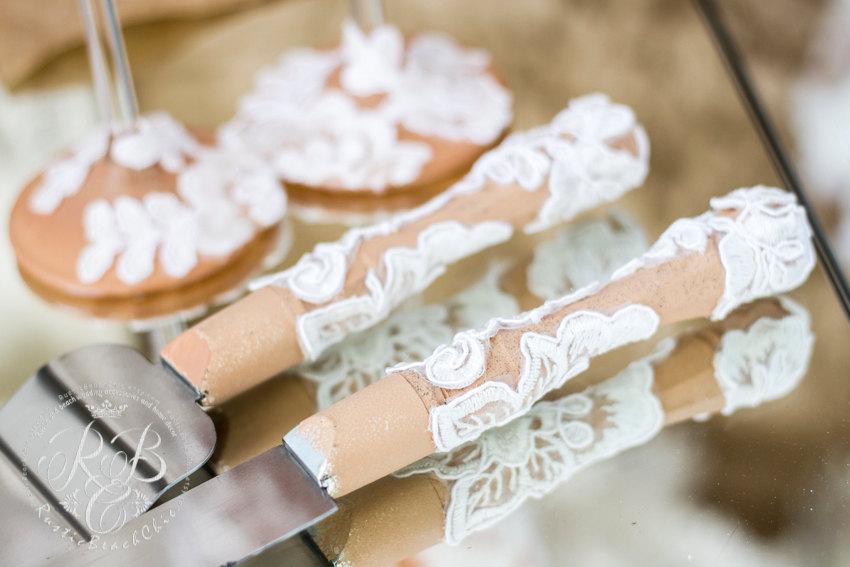 Свадьба - Vintage wedding cake server and knife, caramel wedding, rustic wedding ideas, country rustic wedding, queen lace, rustic wedding set, 2pcs