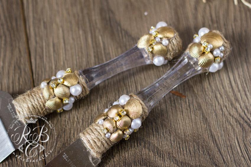 Mariage - Gold & PearlsBeach WeddingCake Server and Knife Set with Gold ShellPearlsCrystalsRopePersonalized cake accessoriesWeddingstyle2pcs