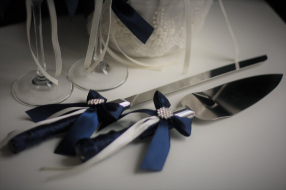 Hochzeit - Navy Cake Server Set / Navy blue Wedding Cake Cutting Set / Blue Cake Serving set / Wedding cake knife and Server  Navy Wedding knife set