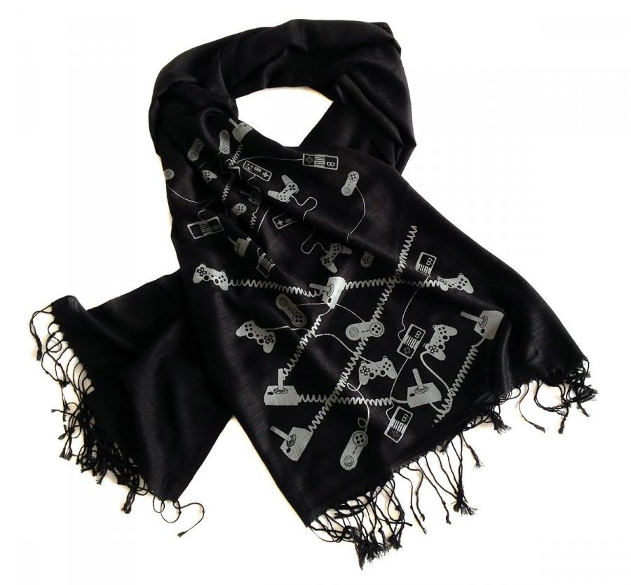 زفاف - Video Game lover scarf. Black linen weave pashmina. Dove gray game controller silkscreen print. For him or her. More colors available!