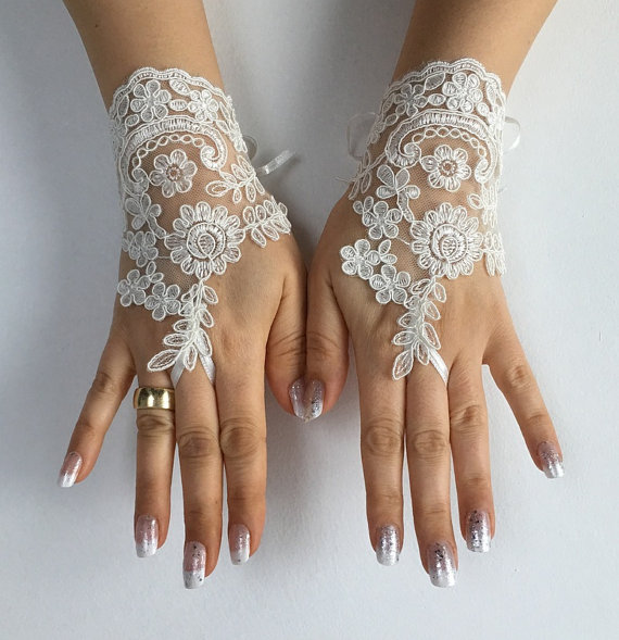 Hochzeit - Free ship ivory Wedding gloves ivory bridal gloves lace gloves fingerless gloves french lace gloves
