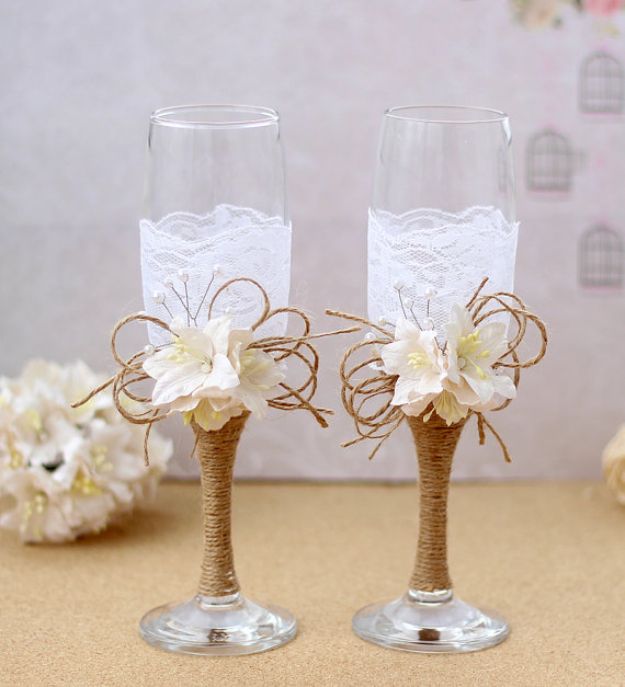 Hochzeit - Burlap and Lace Toasting Flutes Rustic Toasting Glasses Bride and Groom Toast Glasses Rusting Wedding Champagne Glasses