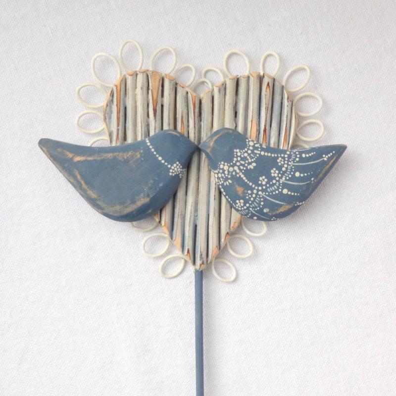 Mariage - Wood Wedding Cake Topper, Carved Love Birds Cake Topper with a Real Twig Wood Heart, Rustic Wedding Topper/ Cake Topper