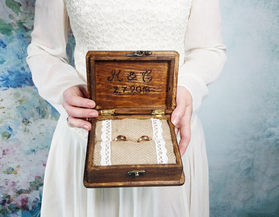 Свадьба - Wedding rings box/engagement ring box book shaped, wedding pillow rustic looking old vintage jute burlap shabby chic