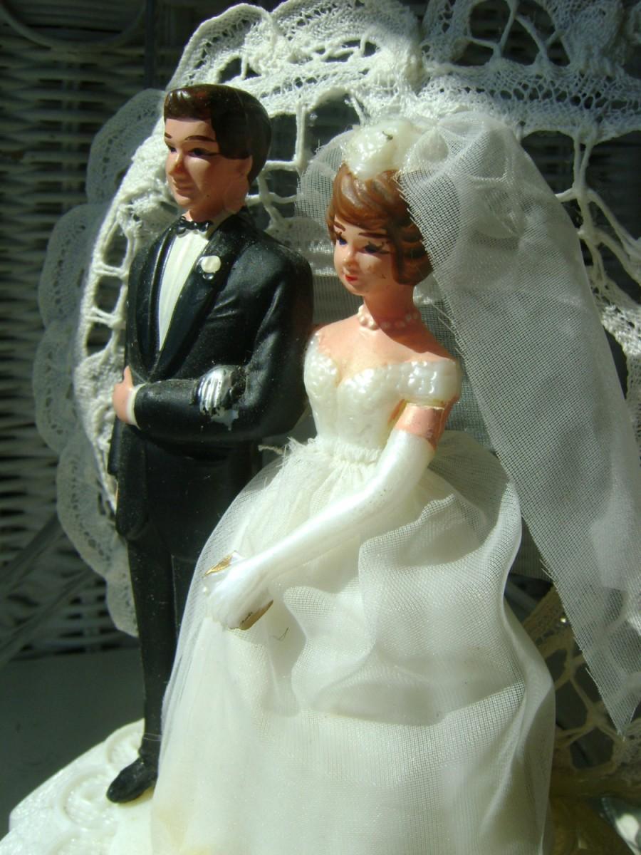 Mariage - Charming 50s vintage bride and groom caketopper in VGVC
