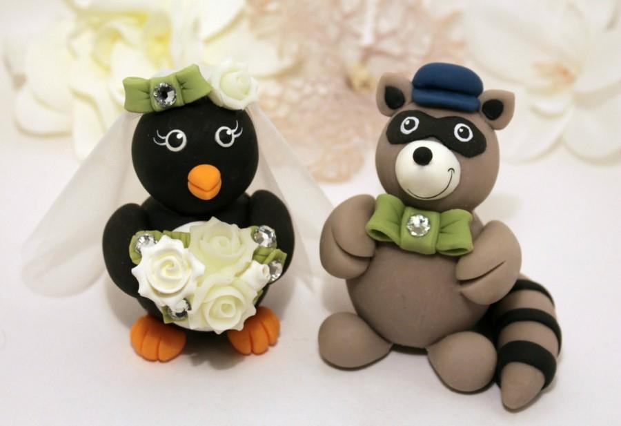 Mariage - Penguin and Raccoon wedding cake topper, customizable with banner