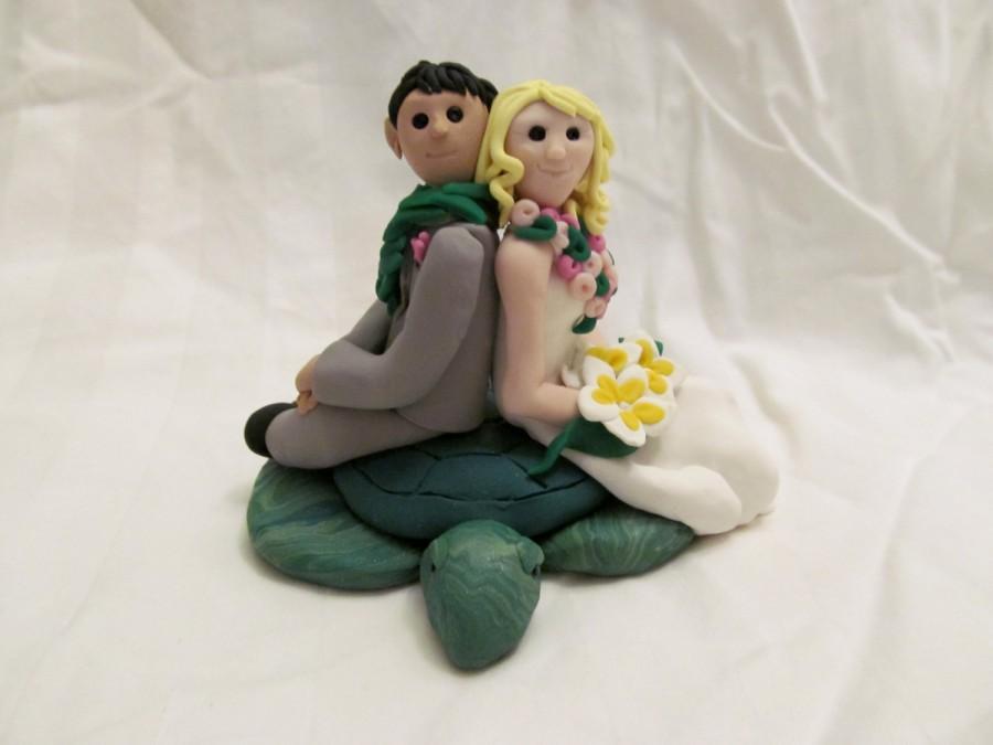 Свадьба - Hawaiian Lei Hand Sculpted Custom Wedding Cake Topper, Sea Turtle, Polymer Clay, Romantic