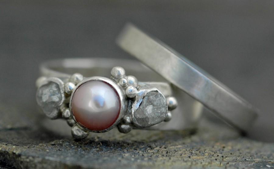 Свадьба - Rough Diamond and Pearl Engagement Band and Wedding Stacking  Ring Set- Custom Made Custom Colour