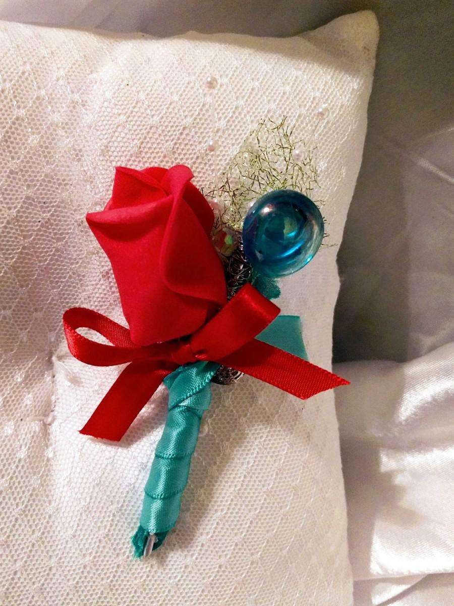Mariage - Walt Disneys The Little Mermaid Princess Ariel Inspired Boutonniere  in Red and Aquamarine with Gems, Sea Glass, and Pearl embellishments xX