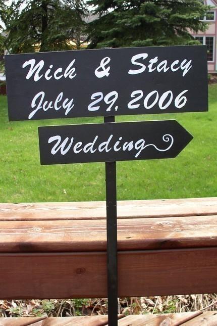 Hochzeit - Wedding sign, directional sign, wedding photo prop, wedding arrow, beach wedding, outdoor wedding, personalized sign, wedding decor