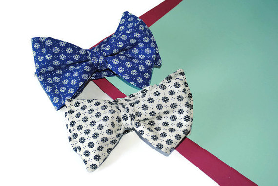 Wedding - Two floral bow ties White blue bowties with daisy pattern Wedding bowtie Gift for men Gifts for brothers Noeud papillons blanc ou bleu vbnyt