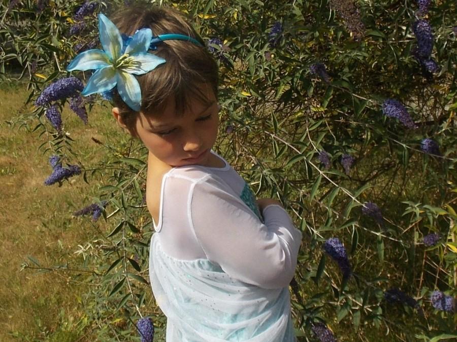 Свадьба - Blue Fairy Flower Headband Crown with Single Large Lily Blossom, Blue Flower Girl Crown, Fairy Headpiece, Bridal Garland