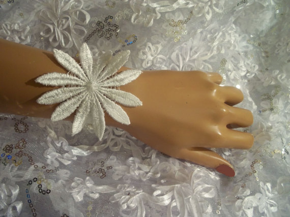 Mariage - Daisy Bracelet, White Bracelet, Lace Bracelet, White Lace Bracelet, White Lace Daisy Bracelet, Bridal Accessories, Prom Bracelet, Bracelet