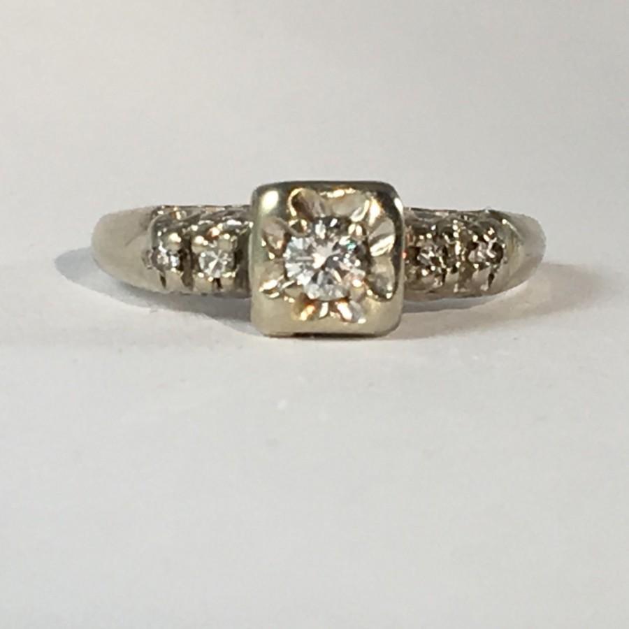 Mariage - Vintage Diamond Engagement Ring. 14K Gold. 5 Diamonds in Art Deco Setting. Unique Engagement Ring. April Birthstone. 10 Year Anniversary