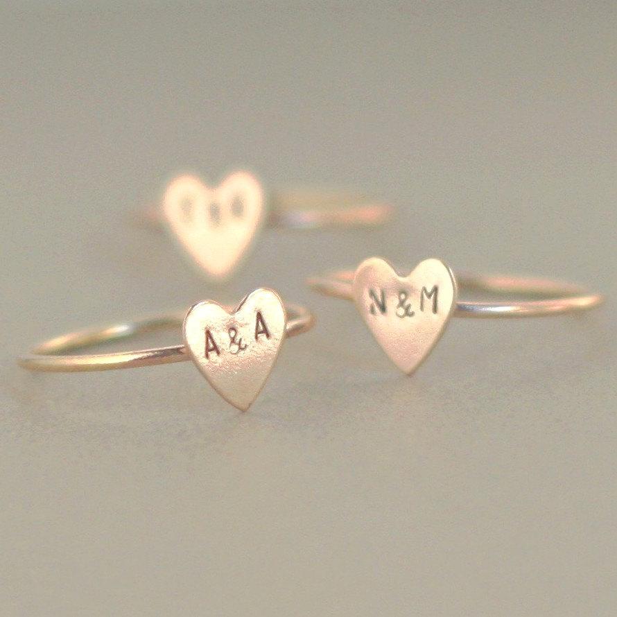 Mariage - initial ring. gold heart ring. 14k gold filled stacking RING. custom initial jewelry. couples ring. best friend ring. Valentine's Day ring.