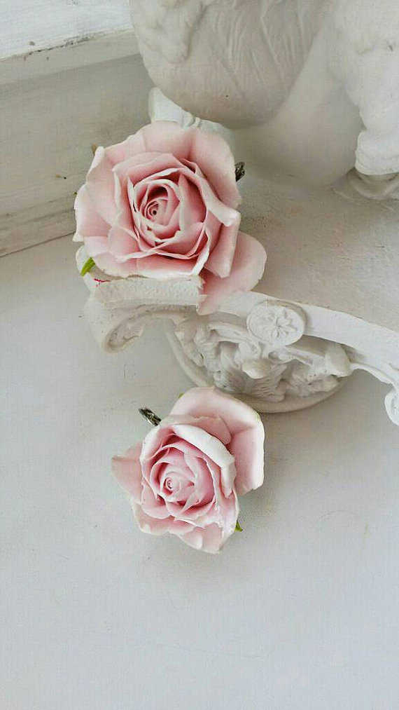 Mariage - Rose earrings, wedding jewellery, wedding earrings, bride jewellwery, bridesmade earrings, pink rouses, pink flowers, cold porcelain
