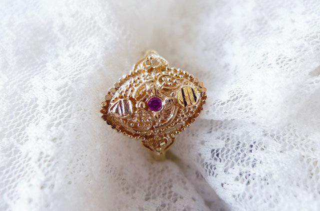 Mariage - Indian Pink Lady. Small Red Ruby Set In A Delicate 14K Gold Indian Style Ring. Fine Jewelry. Made To Order. Customizeable. Alternative Ring.