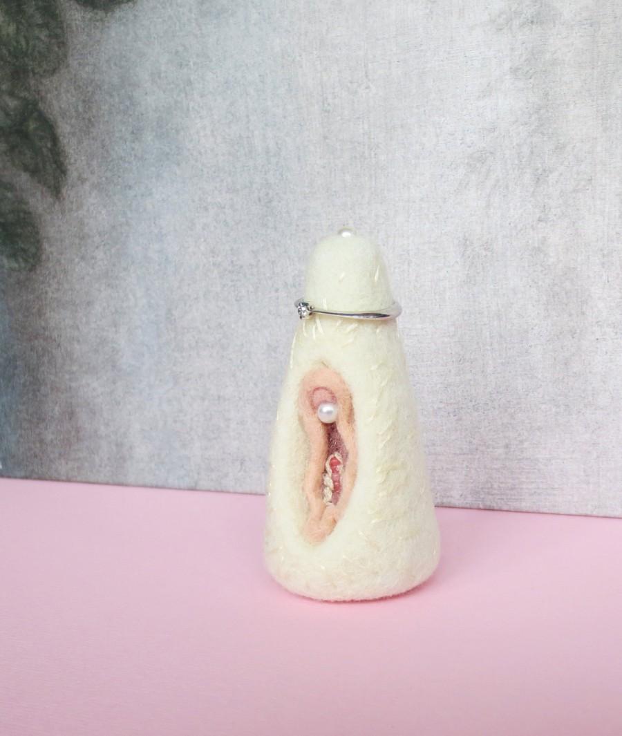Hochzeit - Vagina ring holder, needle felted vagina, yoni, vulva, vagina jewelry, cone ring holder, feminist gift, valentines day, felted ring cone