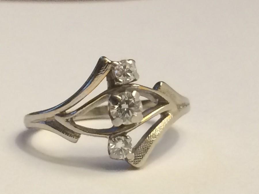 زفاف - Vintage Diamond Ring. Unique Engagement Ring. 18K White Gold. 3 Diamond Ring with TCW 0.25. April Birthstone. Past Present Future.