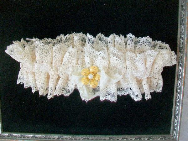 Mariage - Brides garter  Wedding tradition  Vintage lace remake  Antique brooch embellishment