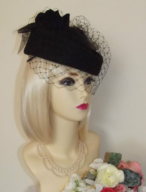 زفاف - NEW vintage 1940's 1950's STYLE BLACK Pillbox Veil Hat Races Wedding Funeral Face Net netted pill box hat rose feather boa bow dita von tees