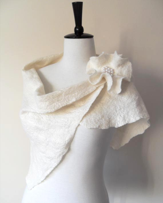 زفاف - Wedding Shawl Bridal Shawl Bridal Wrap Ivory Bridal Stole Shrug Scarf Wool and Silk with brooch