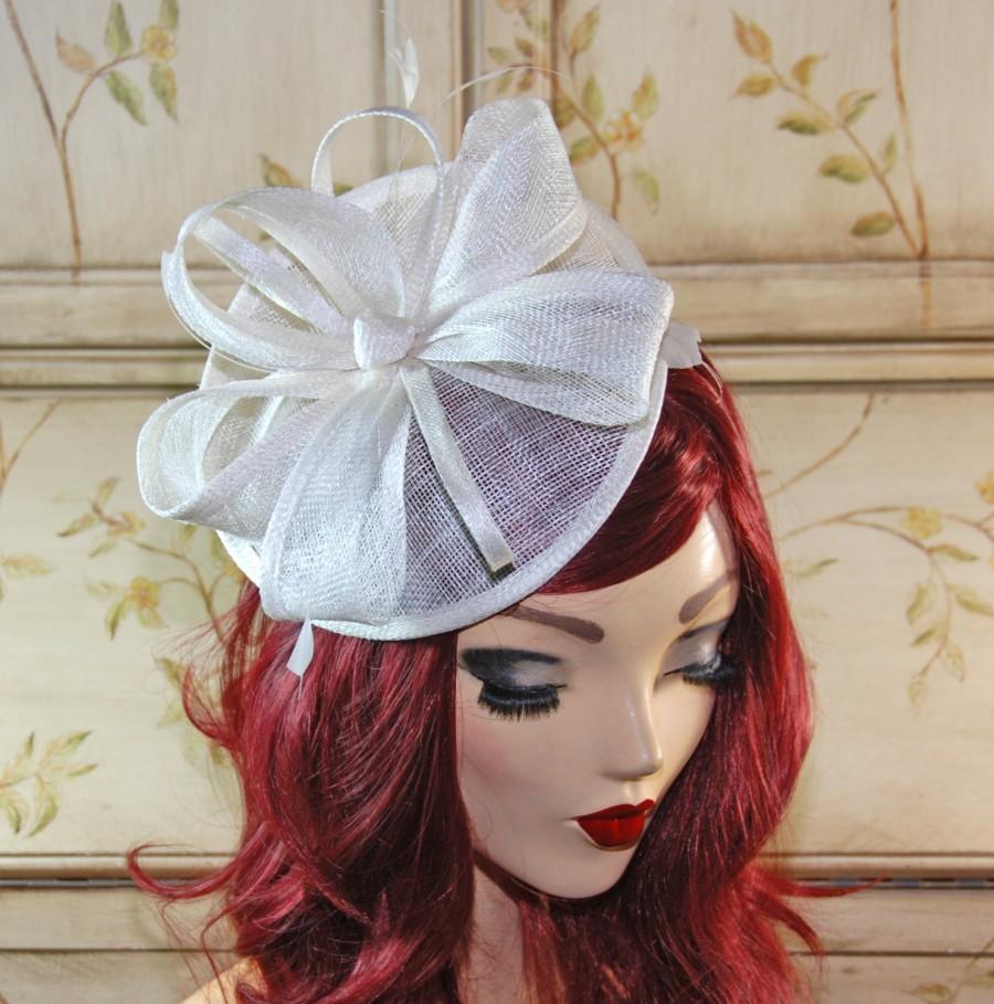 Hochzeit - Ivory Wedding Fascinator - Cream Tea Party Hat - Bridal Fascinator, Wedding Fascinate, Church Hat, Fancy Mini Hat