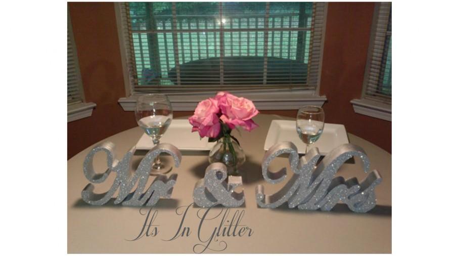 Hochzeit - Edwardian Mr and Mrs sign / Silver Glitter wedding decor