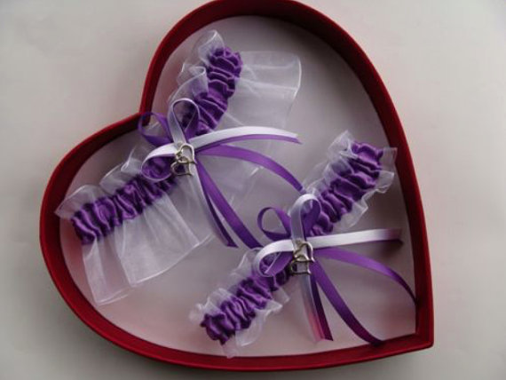 زفاف - NEW Purple White Wedding Garter SELECT Single,Set,Reg,Plus Size, Variety of Charms Getthegoodstuff