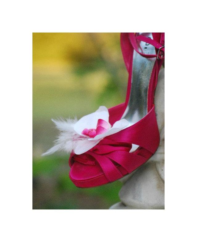 Hochzeit - Shoe Clips Orchid Flower & White / Ivory Feathers. Rhinestone / Pearl. Shabby Chic Bridal Pin, Sexy Sophisticated Elegant Glamourous Fashion