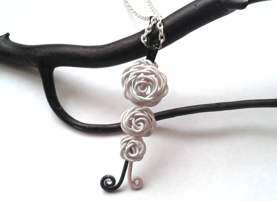 زفاف - Roses Necklace, Wire Wrapped White Roses Pendant, Handmade Nature Inspired Jewelry, Wire Wrapped Jewellery, Wire Flower Necklace, OOAK