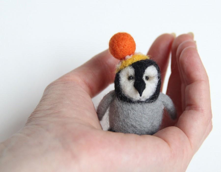 Mariage - Wool sculptures , little penguin  with wool , felting animal. Height  2 inches (5,5 cm) .