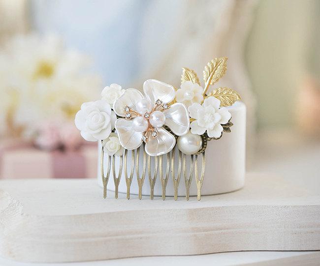 زفاف - Wedding Hair Comb, White Ivory Floral Bridal Comb, Vintage Style Collage Hair Accessory, Mother of Pearl Gold Leaf Rose Flower Comb
