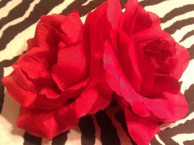 Свадьба - Double Rose barrette, Pin up couture, rockabilly hair clip,large rose, red rose, rose barrette, rose clip, wedding rose, day of the dead